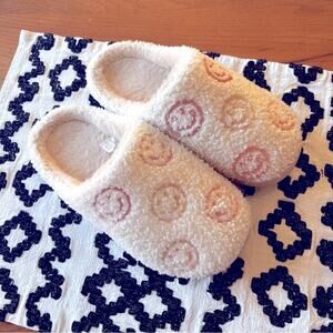 Happy Days Cozy Fuzzy Slippers Smiley Faces women’s shoe size 5/6
